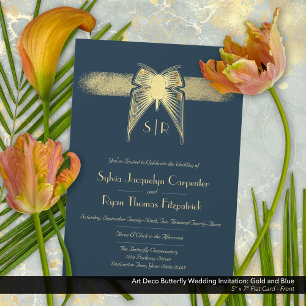 Invitación Monograma de mariposa modernista azul y oro Boda
