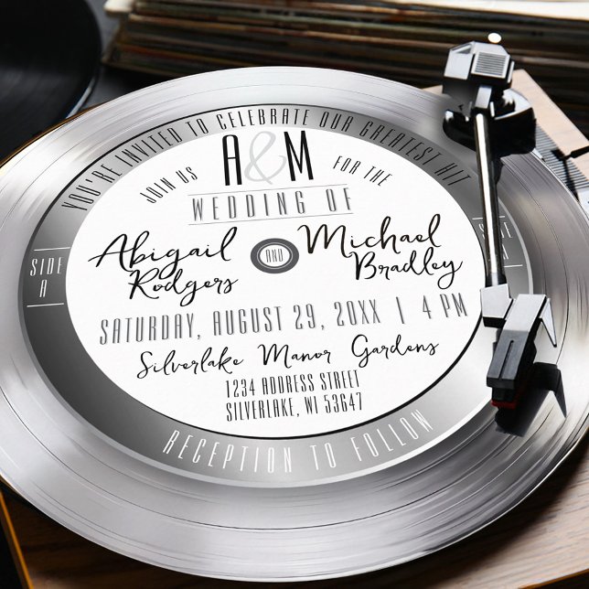 Invitación Monograma de récord de vinilo plateado Boda musica (Unique retro gray black and white monogram silver vinyl record album round shape wedding invitation)