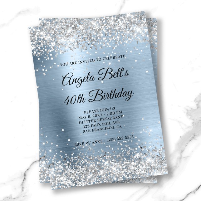 Invitación Monograma de Relieve metalizado azul pálido Purpur (Faux Shiny Silver Glitter Pale Blue Foil Monogram Invitation)
