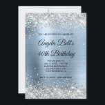 Invitación Monograma de Relieve metalizado azul pálido Purpur<br><div class="desc">Una invitación glamorosa monogramada de 40 años 5x7 para ella. Purpurina fino y brillante de plata con chispas en contra de una falsa imagen gráfica de Relieve metalizado metalizado cepillado azul de acero pálido. Se puede personalizar el monograma de la caligrafía en blanco y negro del centro. Todos los elementos...</div>