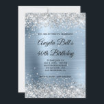 Invitación Monograma de Relieve metalizado azul pálido Purpur<br><div class="desc">Una invitación glamorosa monogramada de 40 años 5x7 para ella. Purpurina fino y brillante de plata con chispas en contra de una falsa imagen gráfica de Relieve metalizado metalizado cepillado azul de acero pálido. Se puede personalizar el monograma de la caligrafía en blanco y negro del centro. Todos los elementos...</div>
