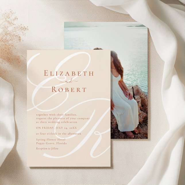 Invitación Monograma de terracota minimalista y Boda fotográf (Minimalist Terracotta Monogram & Photo Wedding Invitation on an elegant silky tableclothes)