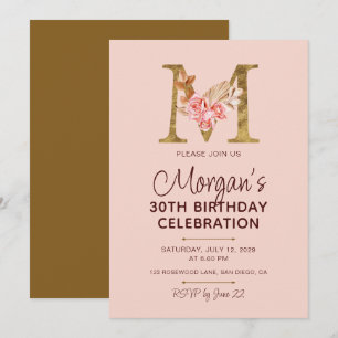 Invitación Monograma dorado de letra M con rosas rosadas