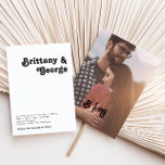 Invitación Monograma moderno de fotografía casual con letras<br><div class="desc">Esta moderna invitación al monograma fotográfico con letras retro es perfecta para su exclusivo y moderno boda bohemio de verano. La letra es un elegante tipo de letra negro de moda 70, que da a este diseño un diseño clásico minimalista de vibraciones hippie. Puede agregar sus propios gráficos o imágenes...</div>