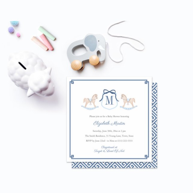 Invitación Monograma niño precoz de caballo de roca Baby Show (Monogram rocking horse baby shower square invitation with navy blue greek key border and backer)