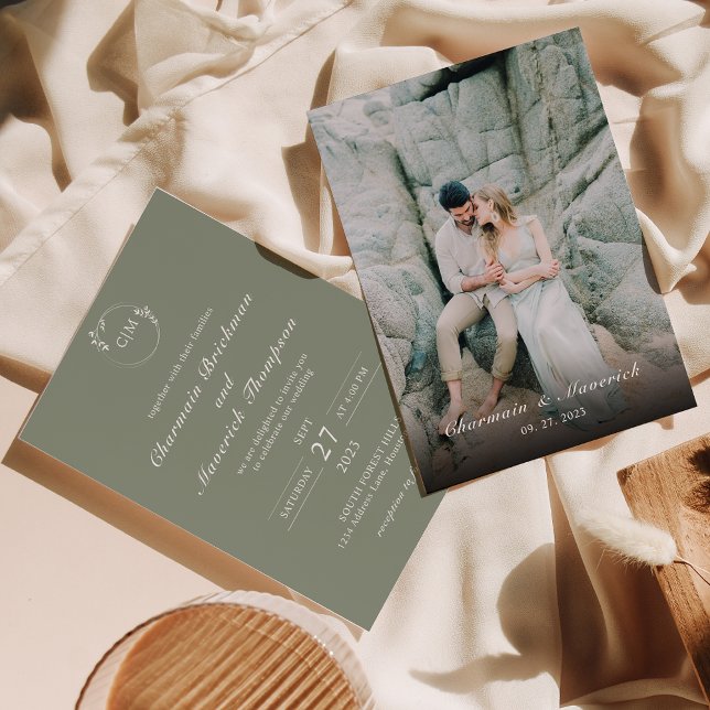 Invitación Monograma verde Sage clásico simple redondo (Subido por el creador)