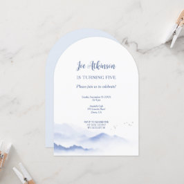 Invitación Montañas azules invitan a un cumpleaños neutral de