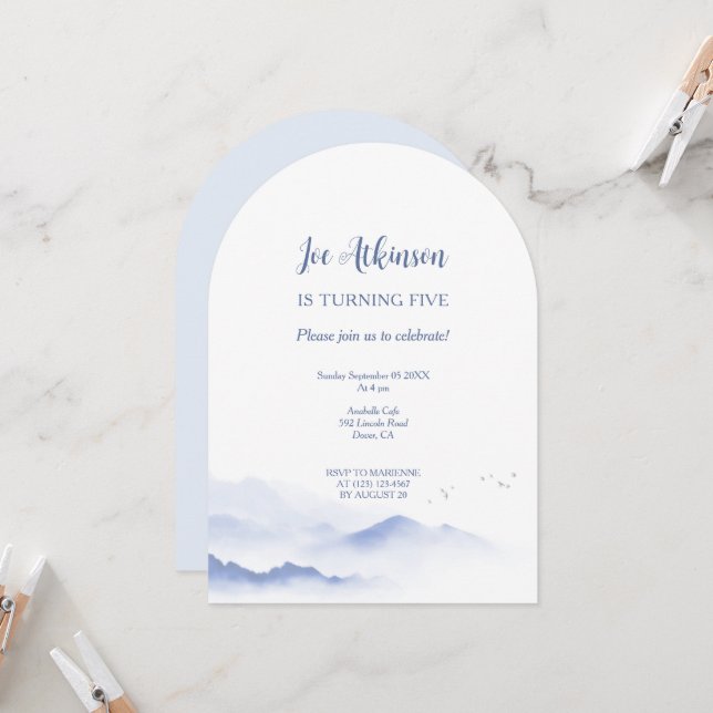 Invitación Montañas azules invitan a un cumpleaños neutral de (Anverso/Reverso In Situ)