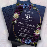 Invitación Moody Purple Flowers Fiesta por los 50 Años<br><div class="desc">Sofisticados y monótonos rosas morados oscuros y flores silvestres crean un diseño floral de moda. Las copas de blanco y azul añaden un interés visual y una profundidad. Las bayas y la fruta se suman al diseño de la verdura. Juntos, decoran un elegante marco dorado ovalado de varias cadenas. La...</div>