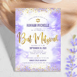 Invitación Morado Bat Mitzvah Relieve metalizado dorado acuar<br><div class="desc">¡Estén orgullosos, regocijaos y exhiban este hito de su Bat Mitzvah favorito! Envíe esta impresionante, moderna y personalizada invitación para un evento que recordar. Sparkly falsos guiones de Relieve metalizado de oro, puntos purpurinas. Estrella de David y escritura tipográfica superponen un fondo de color morado claro. Personalice el texto del...</div>