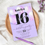 Invitación Morado dulce 16 cumpleaños Girly Glam Balloon Scri<br><div class="desc">"Feliz dulce 16". Envíe esta impresionante, sencilla, festiva, moderna, personalizada invitación para una fiesta que recordar. Tipografía negrita, gráfica, negra y escritura manuscrita superponen globos morados y luces de cuerda brillantes de oro en un fondo morado suave. Personalice el texto del personalizado con el nombre de su hija, así como...</div>