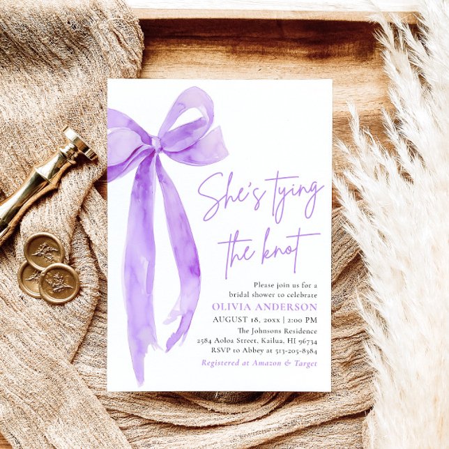 Invitación Morado está atando la ducha nupcial (Modern Elegant Purple Bow Ribbon Coquette She's Tying the Knot Bridal Shower Invitation)