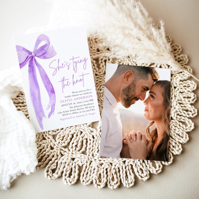 Invitación Morado está atando la ducha nupcial (Modern Elegant Purple Bow Ribbon Coquette She's Tying the Knot Bridal Shower Invitation)