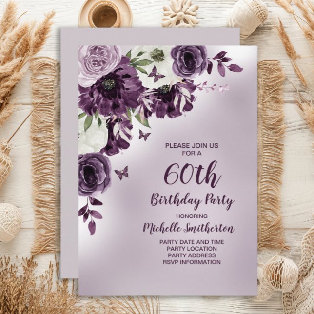 Invitación Morado Flores Blancas Mariposas 60 cumpleaños (Purple and white watercolor floral and butterflies women's 60th birthday party invitation)