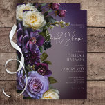 Invitación Morado morado oscuro y ducha de novia floral de la<br><div class="desc">Presentamos nuestra exquisita invitación a la ducha de novia que combina sin esfuerzo la elegancia moderna con el encanto vintage. Envuelto en un fondo de ciruela morada, cobra vida un ramo suave y suave, con morado oscuro, lavanda, blanco crema y flores borgoñas junto a una delicada vegetación botánica. Esta disposición...</div>