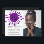 Invitación Morado Purpurina Splash Sweet 16 16th Birthday Par<br><div class="desc">Una moderna y dulce invitación a la fiesta de 16 años con un toque purpurina morado y el número 16 en tipografía moderna. Envíe esta impresionante invitación a su familia y amigos a la celebración de la fiesta de cumpleaños 16 de purpurina morado y negro. Simplemente agrega tus datos personales...</div>