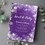 Invitación Morado Snowflakes Invierno Wonderland Sweet 16<br><div class="desc">Plantilla de invitación 16 dulce de invierno moderno con borde blanco de copo de nieve sobre fondo de púrpura. Una elegante invitación para una fiesta de 16 años con temática de invierno. Disponible en formato impreso y/o digital de descarga.</div>