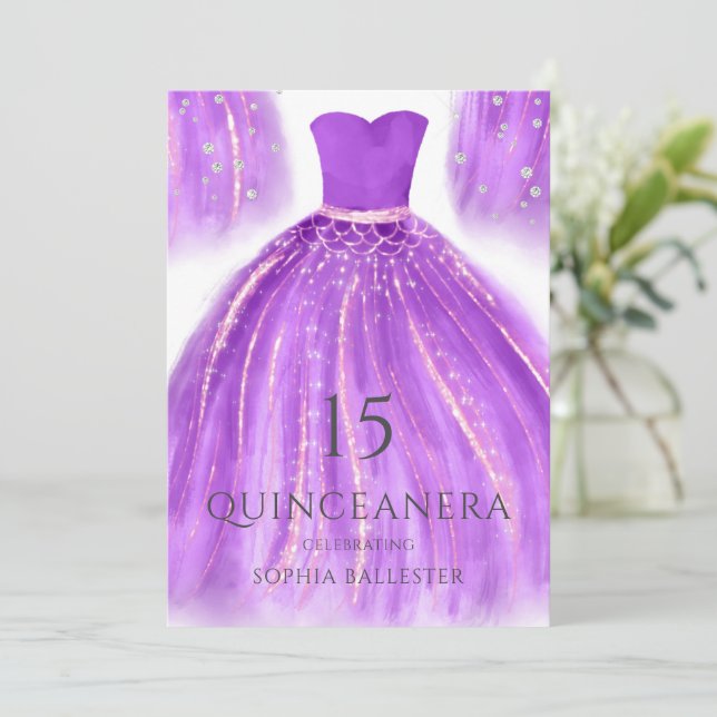 Invitación Morado y oro Maravilloso vestido de sirena Quincea (Anverso de pie)