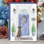 Invitación móvil de recuperación de labrador marró<br><div class="desc">Anuncie su nueva dirección con nuestra elegante invitación que incluye un recuperador de Brown Labrador,  puerta delantera azul,  alfombra de bienvenida,  letrero de pizarra,  topiarios y una corona floral sobre un fondo de ladrillo gris.</div>