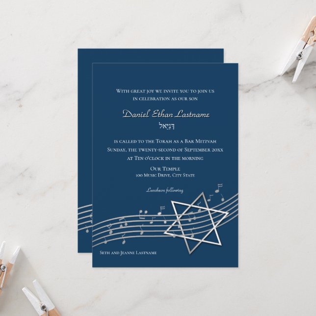 Invitación Music Notes Bar Mitzvah Silver con la opción de co (Anverso/Reverso In Situ)