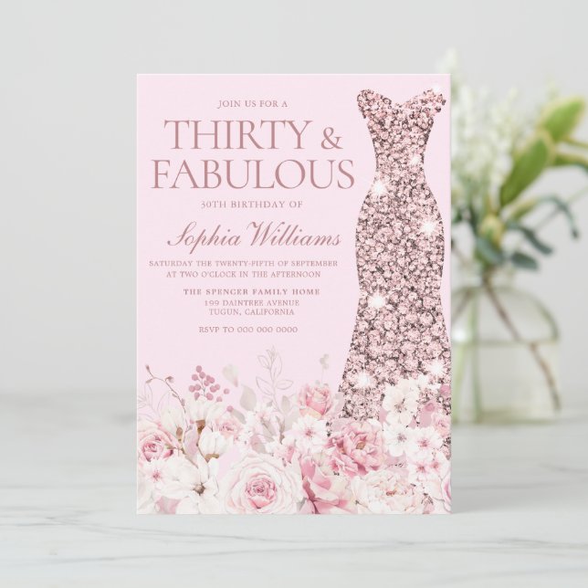 Invitación Muy Rubor Floral Rosa Dorado Vestido 30 cumpleaños (Anverso de pie)