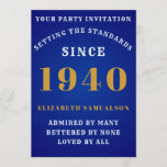 Invitación Nacido en 1940 80th Birthday Love Añadir su nombre<br><div class="desc">Para aquellos que nacen en 1940 y celebren su fiesta de cumpleaños número 80, tenemos la tarjeta de invitación ideal. El fondo azul, blanco y dorado, es sencillo y elegante. personalizar fácilmente el texto en la parte delantera y trasera de esta tarjeta de invitación de cumpleaños mediante la plantilla proporcionada....</div>