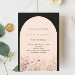 Invitación Nacimiento de flores silvestres rosadas de melocot<br><div class="desc">Una elegante invitación a la flor. Fondo negro y arco de color melocotón. Decorada con flores silvestres de color agua en tonos beige y rosa.</div>
