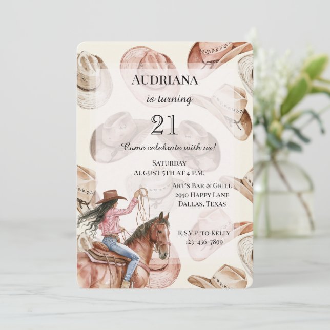 Invitación Nacimiento de Gorras de Cowgirl de pelo negro occi (Anverso de pie)