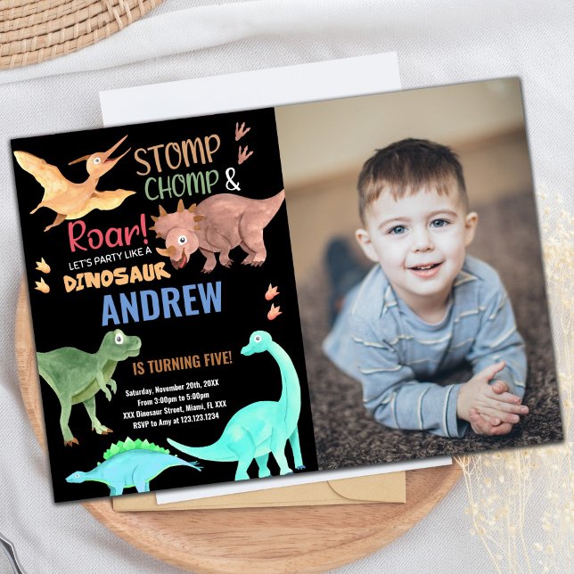 Invitación Nacimiento de los dinosaurios de la foto verde del (Black Orange Green Photo Dinosaur Birthday Invitation)