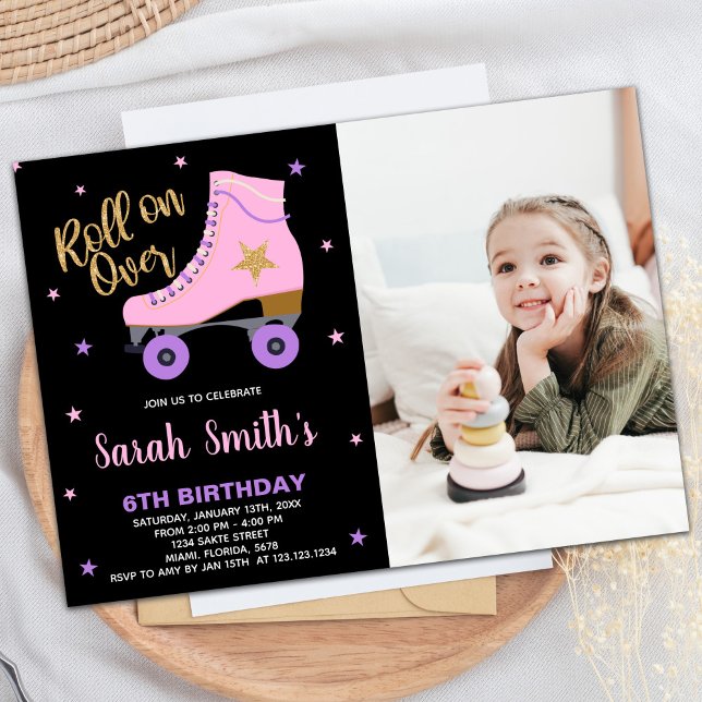 Invitación Nacimiento de Patinaje Fotográfico de Estrella Ros (Black Pink Star Glitter Photo Skating Birthday Invitation)