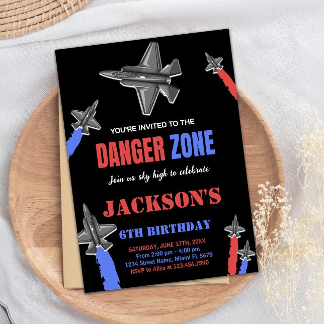 Invitación Nacimiento del azafrán negro rojo azul gris (Black Red Blue Gray Fighter Jet Birthday Invitation)