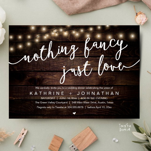 Invitación Nada Elegante, Solo Amor, Cena de Recepción de Bod (Nothing Fancy, Just Love, Wedding Reception Dinner Invitation Card String Lights Brown Wood)