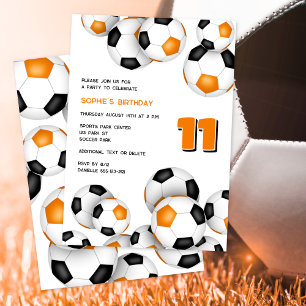 Invitación naranja balones de fútbol negro chicas cumpleaños