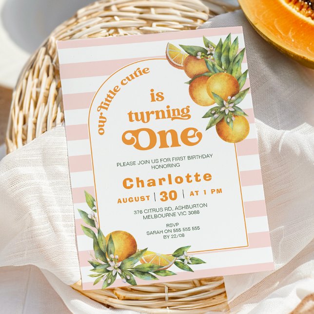Invitación Naranja Citrus Little Cutie Un primer cumpleaños (Editable Our Little Cutie Birthday Invitation Girls Clementine Oranges Birthday Party Arch Stripe)