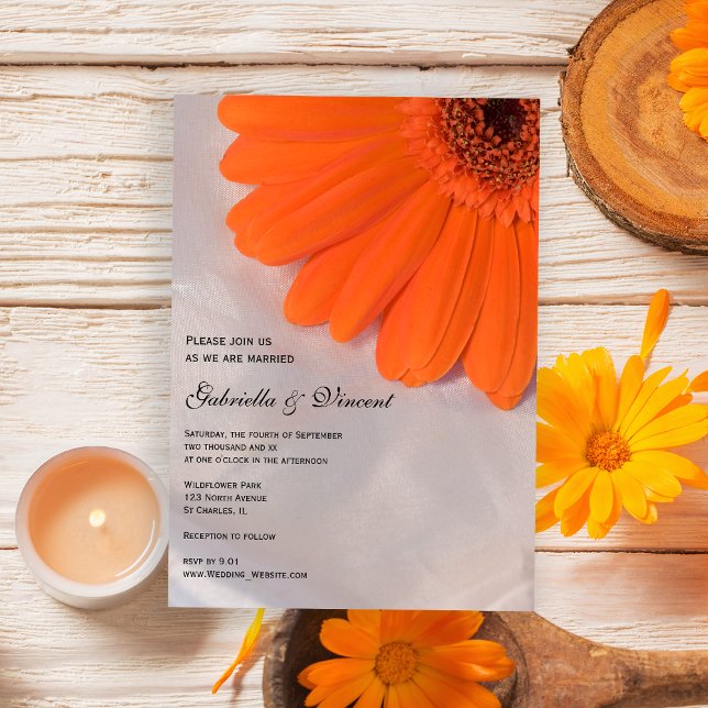 Invitación Naranja Daisy y Boda satinado blanco (The Orange Daisy on White Wedding Invitation is perfect for your Summer or Fall marriage ceremony.)