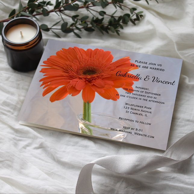 Invitación Naranja Gerber Daisy en Boda de Vase (Invite guests to your marriage with the pretty Orange Daisy in Vase Wedding Invitation.)