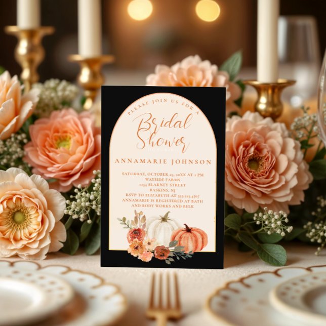 Invitación Naranja otoño y calabazas blancas florecen en negr (Subido por el creador)