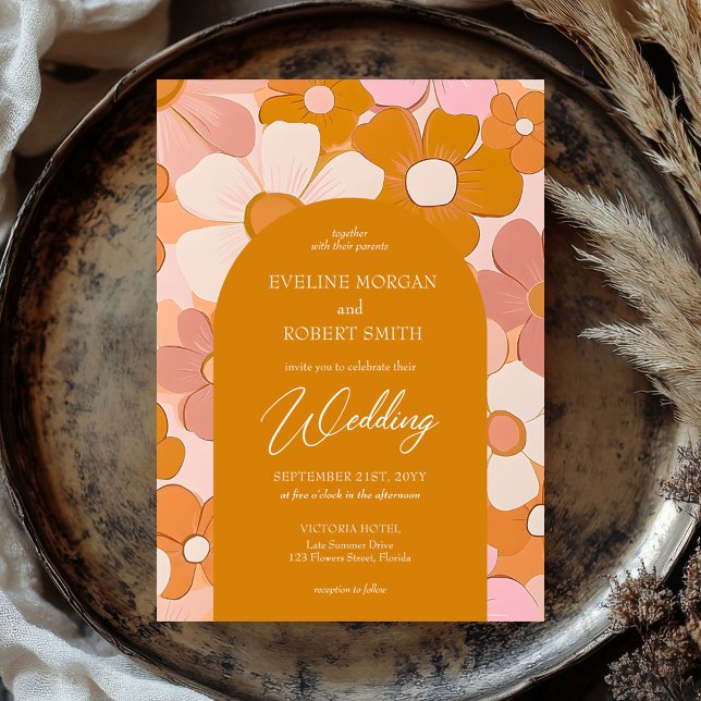 Invitación Naranja retro groovy y flores rosadas arqueadas (retro groovy orange and pink flowers wedding invitation )