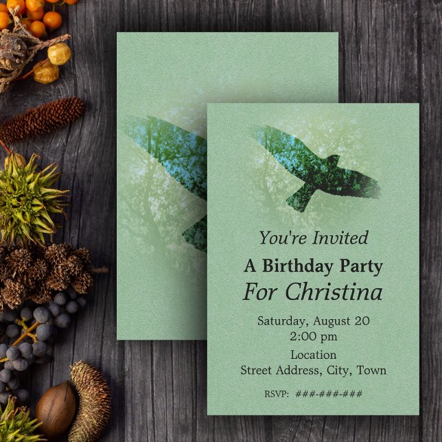 Invitación Naturaleza Árboles verdes pájaros lanzando cuerdas (Flying transparent black crow in  faded treetops on green Birthday party invitations.)