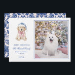 Invitación Navidades Chinoiserie rosada y azul<br><div class="desc">Esta tarjeta de Navidades tiene un diseño grandilocuente precoz con un sombrero de Santa Chinoiserie azul y blanco y un arco rosado. En el fondo hay un texto azul que dice "Feliz Navidad". Puede personalizar con un nombre y un año. La parte trasera tiene un patrón de damasco azul oscuro...</div>