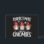 Invitación Navidades Con Mi Gnome De Gnomies De Búfalo Rojo<br><div class="desc">Navidades Con Mi Gnome De Gnomies De Búfalo Rojo</div>