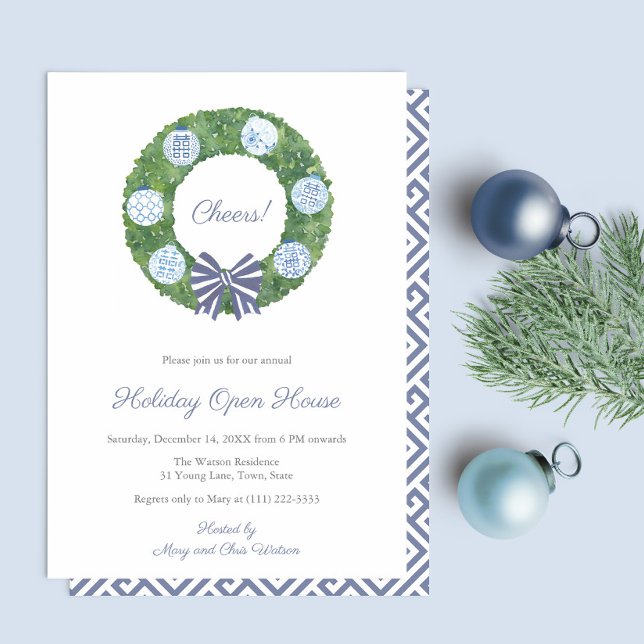 Invitación Navidades de guirnaldas de preppy Boxwood beben Fi (Holiday Open House party invitation: Preppy boxwood wreath with blue and white ginger jar ornaments.)