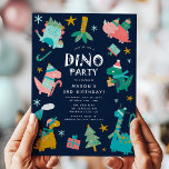 Invitación Navidades de invierno curas Dino Kids Fiesta de cu<br><div class="desc">Celebra el cumpleaños de su hijo con nuestros Navidades Invierno Dino Fiesta! Este bonito diseño fiesta de cumpleaños presenta un marco de dinosaurios coloridos, vestidos con gorras y pañuelos que llevan regalos y detalles de fiestas personalizados en tipografía moderna con un fondo azul marino. Simplemente personalice las invitaciones de la...</div>