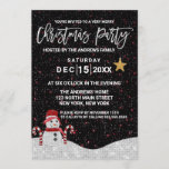 Invitación Navidades de Purpurinas de la Noche Cielo Blanco y<br><div class="desc">Esta invitación a la fiesta de Navidades con temática de snowman es un diseño muy bonito y genial para tu papelería de vacaciones. Cuenta con un purpurina blanco falso impreso con un gorra rojo y una bufanda junto a dos latas de caramelo encima de la nieve purpurina blanca. El cielo...</div>