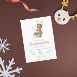 Invitación Navidades de renos y nieve vacacionan<br><div class="desc">Adorable invitación de vacaciones con el ilustracion de un pequeño reno haciendo un muñeco de nieve. Invitación de Navidades dulces para estas próximas vacaciones. Ilustrado y diseñado por Patricia Álvarez.</div>
