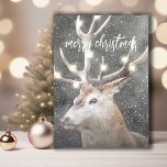 Invitación Navidades de Winter Stag String Lights<br><div class="desc">Una serena etapa de invierno en la nieve de invierno con brillantes luces de cuerda en sus cuernos,  y feliz Navidad con un tipo de letra de guión. Una elegante y rústica tarjeta de bienvenida para las vacaciones.</div>