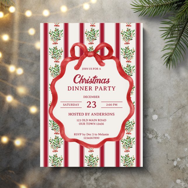 Invitación Navidades rayas retro gran fiesta de cena milenio (Christmas dinner party invitation retro red stripes winter greenery grandmillenial bow wavy border)