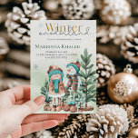 Invitación Navidades Snowman, Chica de la Nieve en oro verde<br><div class="desc">un cumpleaños en un mágico Winter Wonderland, donde la imaginación de la infancia se une al encanto de la temporada. El diseño incluye un muñeco de nieve dulce y una niña pequeña vestida cálidamente con gorras y bufandas acogedores, parados entre árboles verdes, creando una escena que se siente divertida y...</div>