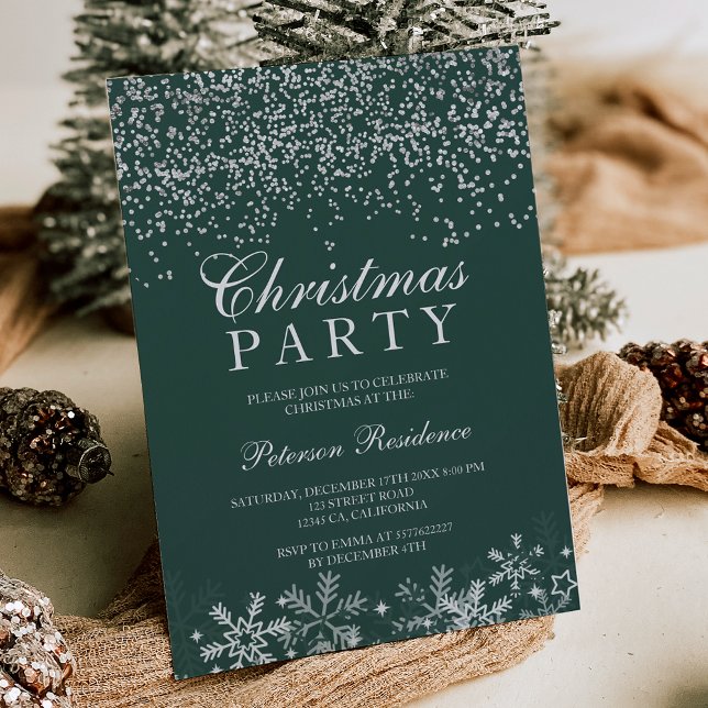 Invitación Navidades verdes oscuros de confeti plateado (Silver confetti snowflakes dark green Christmas Invitation)