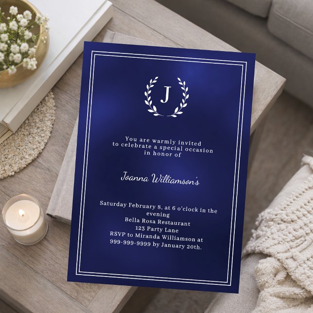 Invitación Navy blue monogram wreath milestone age-neutral (Subido por el creador)